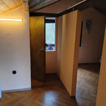 Monti Di Motti Inmitten Der Dom wakacyjny